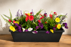 Sales: balconnières avec fleurs artificielle bien garnie