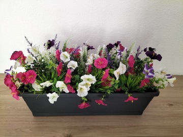 Vente: balconnières avec fleurs artificielle bien garnie