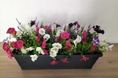 Sales: balconnières avec fleurs artificielle bien garnie