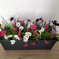 Sales: balconnières avec fleurs artificielle bien garnie