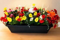 Sales: balconnières avec fleurs artificielle bien garnie