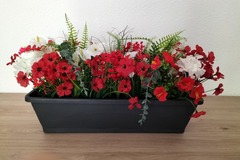 Sales: balconnières avec fleurs artificielle bien garnie