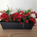 Sales: balconnières avec fleurs artificielle bien garnie