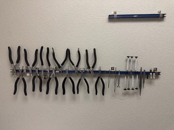 Selling with online payment: 12 ErgoPro Pliers, 7 screwdrivers and other lab tools