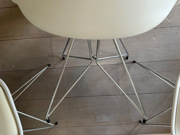 Gebruikte apparatuur: 3 witte stoelen