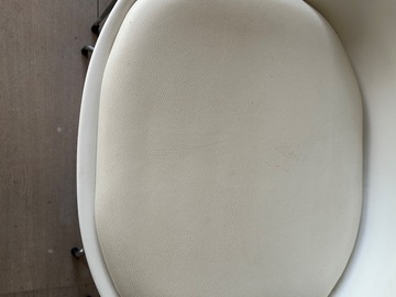 Gebruikte apparatuur: 3 witte stoelen