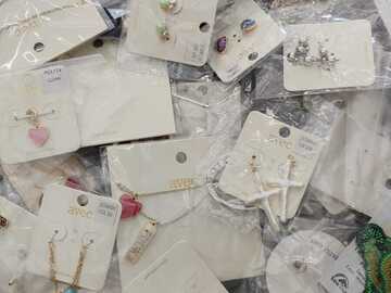 Bulk Lots: 200 peices jewelry 