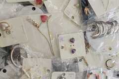 Bulk Lots: 200 peices jewelry 
