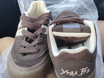 Selling with online payment: Yvan Bo Sneakers