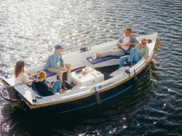 Rent per 4 hours: Self-driving boat - max 12ppl