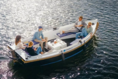 Rent per 4 hours: Self-driving boat - max 12ppl