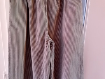 Vente: Pantacourt large couleur kaki rayé blanc - Taille unique - Neuf