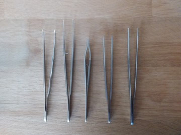 Gebruikte apparatuur: Chirurgische pincetten, 5 stuks