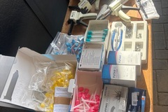 Gebruikte apparatuur: complete partij diverse tandheelkundige materialen en toebehoren