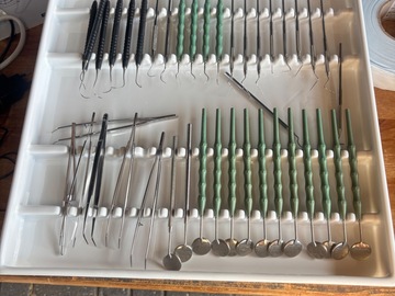 Gebruikte apparatuur: Grote partij tandheelkundige handinstrumenten en materialen