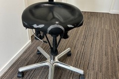 Gebruikte apparatuur: Ergonomische zadelkruk 