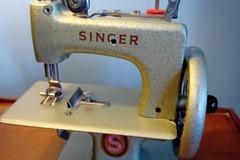 Vente: Petite machine à coudre SINGER, en métal, pour enfants - Années50
