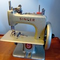 Vente: Petite machine à coudre SINGER, en métal, pour enfants - Années50