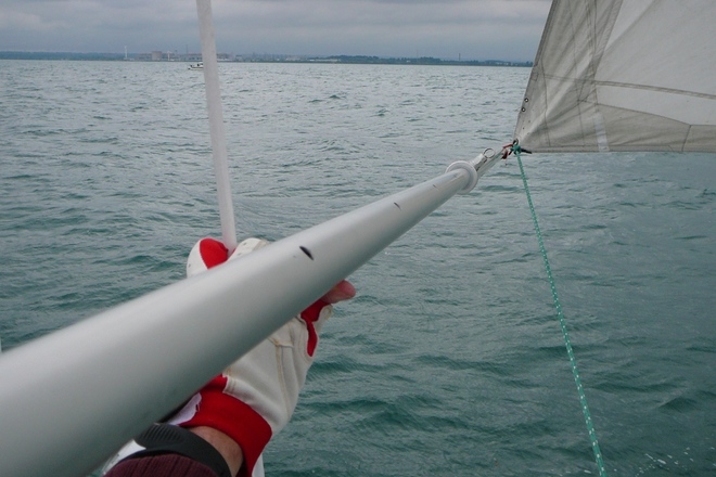 pole in sailboat that holds the sails