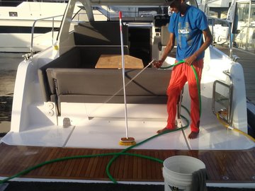 Offering: Dazzaling Boat Detailing - Ft. Lauderdale, FL