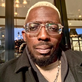 Une oreille, un sourire